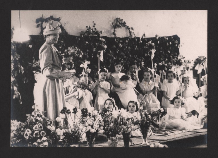 Miss Tate and class at Springfield School, 1952