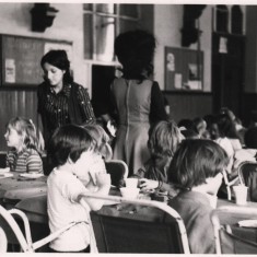 Children eating lunch. 1970s | Photo: Our Broomhall